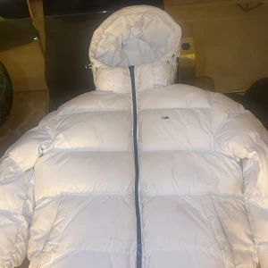 Tommy hilfiger jacka - En skön och snygg vinterjacka, storlek S/M väldigt bra skick har använts fåtal gånger. 