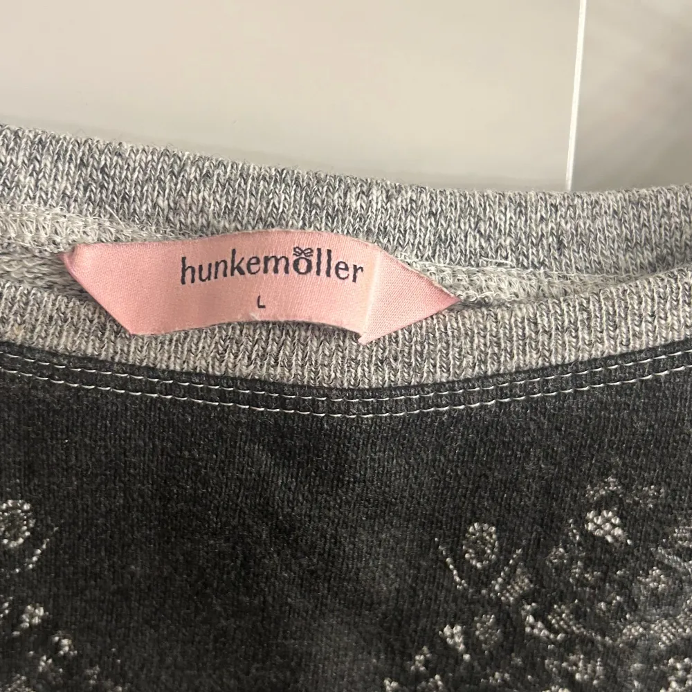 Lite tjockare än en vanlig T-shirt. Spets tryck.  Jättefin.. Blusar.