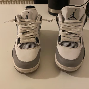 Jordan 4  - Bra skick, inga slitskador, bara lite smutsiga men jag kan rengöra de så fort någon är intresserad och vill köpa de.