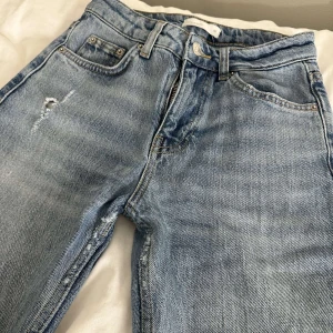 blåa jeans - dessa jeans kommer ej till någon användning och som ni ser så finns det lite defekt vid nedre gylfen, inget man absolut ser eller märker. super fin med hål och riktigt långa (är 170)