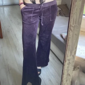 Vintage juicy couture trackpants - Ett par jättefina lila vintage juicy byxor som inte kommer till användning. Inga defekter. Materialet är fortfarande mjukt. Skriv om du har några funderingar! 