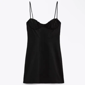 Miniklänning  - Miniklänning från zara, storlek S. Nyskick med prislapp kvar 