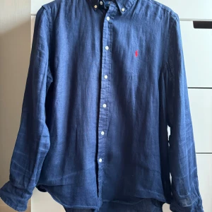 Ralph Lauren linneskjorta - En Polo Ralph Lauren skjorta i mycket bra skick. Nypris 1800kr. Storlek 18-20 dvs Storlek S. Material: 100% linne. Hör av dig vid frågor eller funderingar!😁