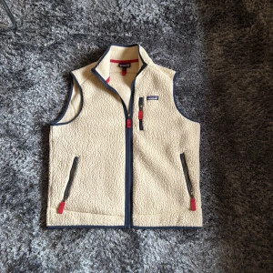 Patagonia Väst - Säljer denna feta fleece väst från Patagonia 🤩 Jackan är i storlek L och passar perfekt nu till hösten 🙌 Skicket är 7/10 har en liten fläck på axeln men inget som märks vid användning 🤝