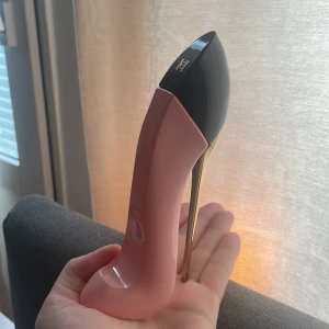 Carolina Herrera Good girl blush - Super kvinnlig och fräsch och sensuell doft. Får tusentals med komplimanger när jag bär den här.. skulle säga att det är halva kvar i den. jag håller på att rensa mitt parfym skåp för att ha råd med min favorit parfym 😭