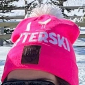 I 🍷afterski - Ett perfekt mössa till vintern. Det står ”i 🍷 afterski” den är helt ny och passar alla storlekar