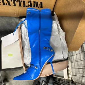 Stövlar  - Skitsnygga blå feststövlar, aldrig använda! Passar Strl 38-39