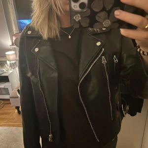 Svart skinnjacka från Zara  - Svart skinnjacka från Zara, köpt på Vinted. Har defekter men syns ej så mycket när man har på sig jackan. Skitsnygg nu till hösten!! Strl XL
