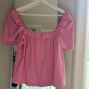 Jätte fin rosa Hm topp i stl s, funkar att ha off-shoulder med! - Älskar och knappt använd!