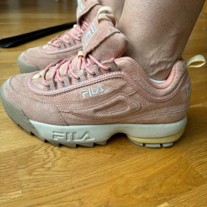 Rosa FILA Skor - Rosa FILA Heritage Disruptor Skor i mocka tyg.  Använda 2 gånger. Ordinariepris 1300:-