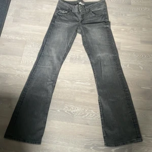 Byxor  - Ett par lågmidjade med utsvängda ben. Aldrig använda, i stolek 170 (S). Skriv för mer information 