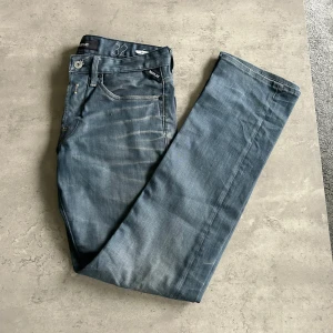 Replay jeans - Gråa replay jeans. Den är W32 och L34. Det är waitom replays. Mycket bra skick och använt dem fåtal gånger.