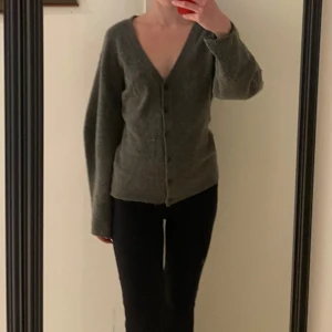 Kofta tight runt midjan - Väldigt fin passform. Använd 4 gånger men har tyvär nopprat sig lite ändå (som på bilderna)