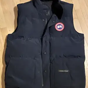 Tja, säljer min otroligt feta canada goose väst då den är lite för stor för mig, jackan är i nyskick och har enbart används ett fåtal gånger. Västen är givetvis autentisk. Nypris 6500:-, mitt pris 3000:-.  Frågor eller funderingar är bara att ställa🙌