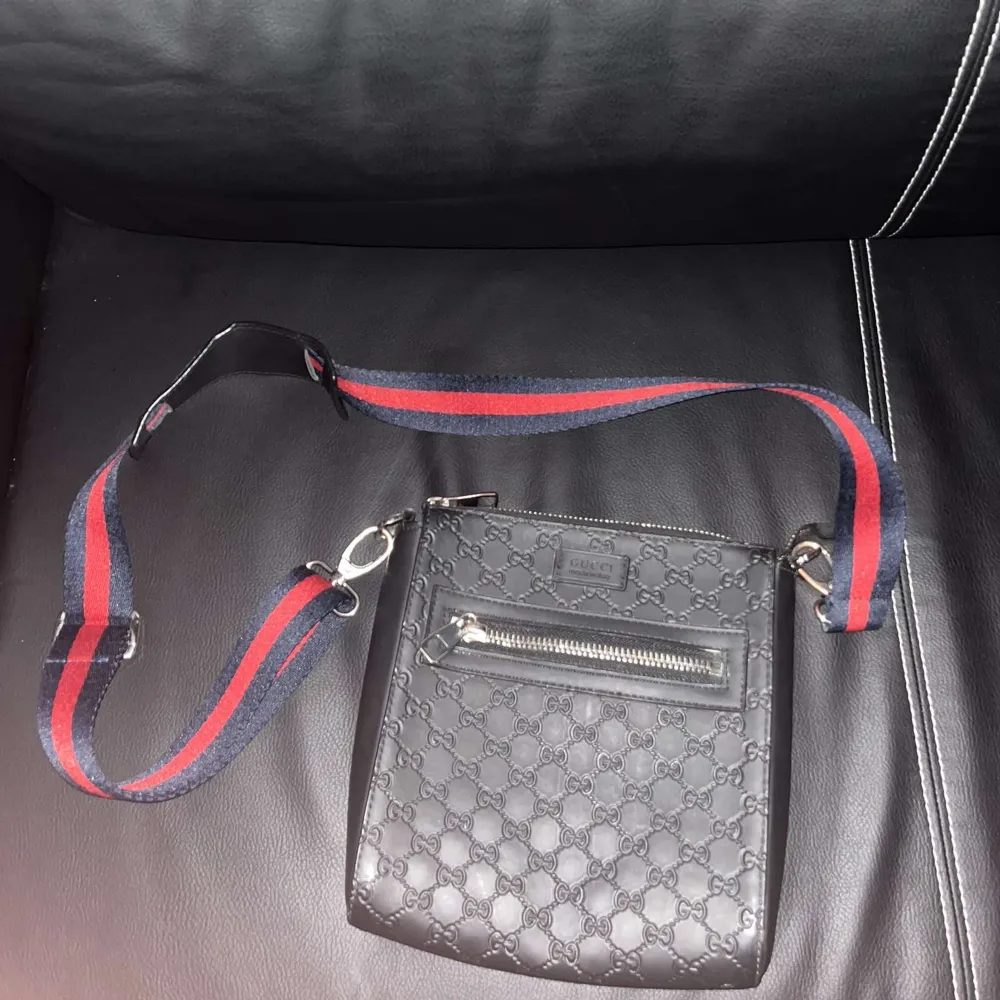 Säljer min Gucci bag för ja ej använder den längre. Pris kan diskuteras vid snabb affär.. Väskor.