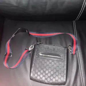 Säljer min Gucci bag för ja ej använder den längre. Pris kan diskuteras vid snabb affär.