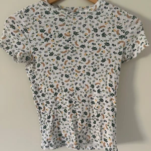 Blommig ribbad tröja från monki - Super söt ribbad blommig topp från Monki i storlek xs, den är i använt skick men inga defekter!! 