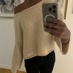 Zara Tjöja  - En jätte snygg zara tröja som tyvärr inte kommer till användning. 