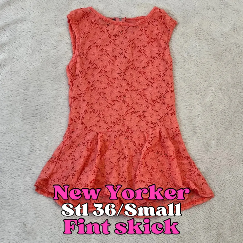 Jättefin rosa/korall peplum topp i spets från New Yorker. Lite genomskinlig. Storlek 36/small. Fint skick. 💕 Skriv jättegärna ett omdöme efter köp. 😊. Toppar.