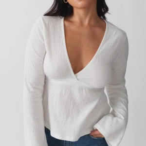 Långärmad topp - Vit långärmad topp ifrån Gina💞 helt oanvänd med prislapp!