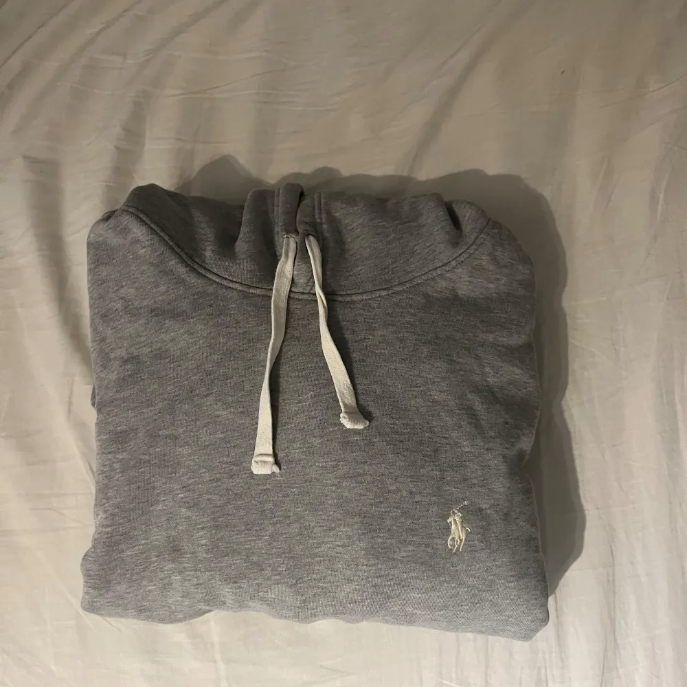 Säljer denna feta hoodie från Ralph lauren perfekt nu till hösten finns inga defekter den är ny skick. Endast använd 1-2 gång skriv vid frågor. Nypris 2200kr. Hoodies.