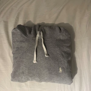 Ralph lauren hoodie  - Säljer denna feta hoodie från Ralph lauren perfekt nu till hösten finns inga defekter den är ny skick. Endast använd 1-2 gång skriv vid frågor. Nypris 2200kr
