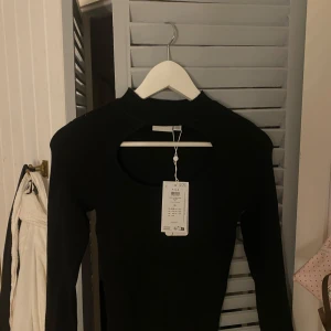 svart tröja - säljer denna svarta super fina tröja med ett hål lite längre upp än vid bysten💕 Helt oanvänd med prislapp kvar💕