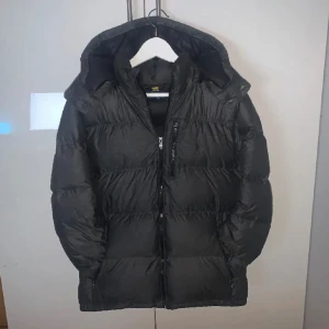 Ralph lauren vinterjacka - Säljer nu min vinterjacka då jag köpt ny, inga defekter alls på den som ny, pris är inte hugget i sten! 