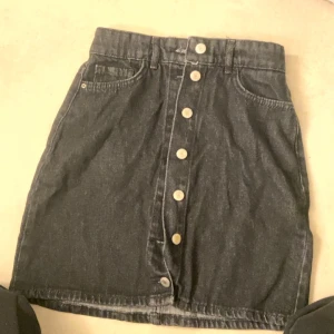 Kjol - Hej säljer nu denna svarta jeans kjol  , då den inte kommer till användning 💞