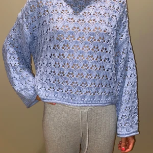 Virkad tröja - Säljer denna superfina ljusblå virkade tröjan från Gina Tricot.💙Storlek S. Tröjan är oanvänd och i nyskick. Köp nu☺️