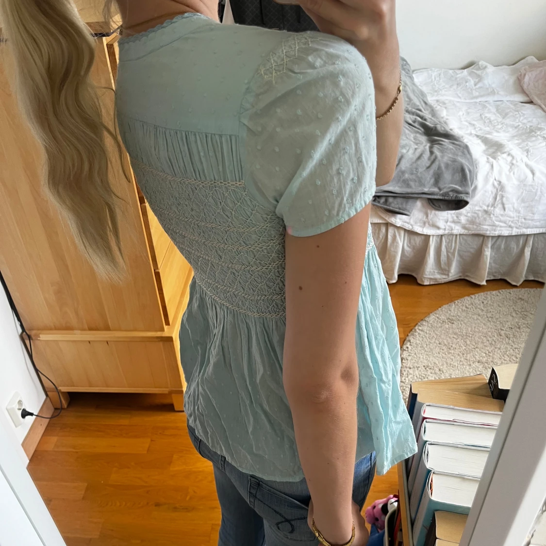 Ljusblå blus med spetsdetaljer - 90