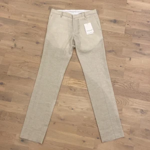 Linnebyxor - Skick: 10/10, helt nya jag ångrade köpet bara och kunde ej returnera | Kan gå ner i pris vid snabb affär, nypris 1000 | Står storlek 46 och är som W29 L32