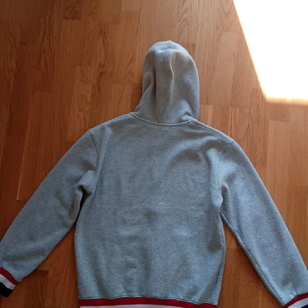 Snygg moncler hoodie som är för liten för mig. Är i M men sitter som small.. Hoodies.