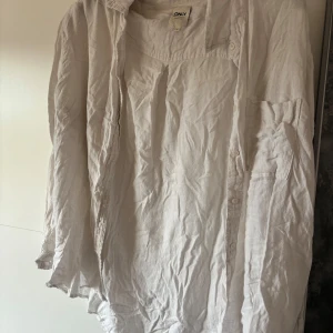 Linne skjorta - Linneskjorta i storlek L, jättefin overzied skjorta men har inte mycket andvändning av den längre