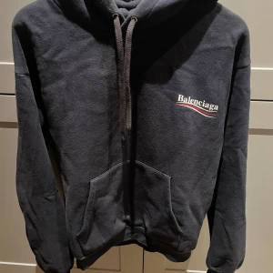 Balenciaga Hoodie - Balenciaga hoodie, köpt på SSENSE. Använd väldigt varsamt. Som ny, inga tecken på användning efter tvätt. Storlek XXS, lite oversized så skulle säga att den sitter mer som en XS-S beroende på hur lång man är. Nypris 10-11 tusen. Kvitto finns.