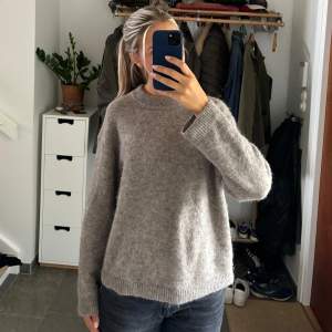 Superfin mohair stickad tröja från H&m i storlek S. Fin brun färg perfekt till hösten!🤎