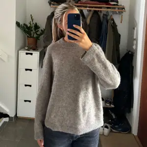 Superfin mohair stickad tröja från H&m i storlek S. Fin brun färg perfekt till hösten!🤎