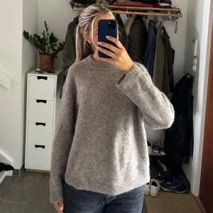 Stickad mohair tröja - Superfin mohair stickad tröja från H&m i storlek S. Fin brun färg perfekt till hösten!🤎