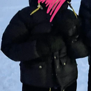 Intressekoll fjällrävenjacka  - Strl xxxs, sitter som s/m Fint skick förutom ett litet hål vid knäppningen  Kan skicka fler bilder om så önskas!