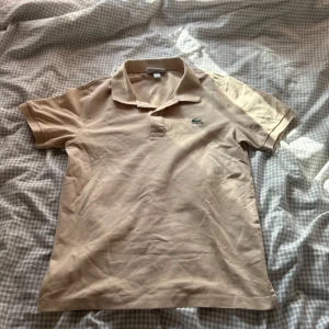 Lacoste Piké  - Den är väldigt skön och passar bra på M och S, Använd väldigt få gånger. 