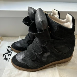 Isabel Marant - Så fina Isabel Marant skor! Perfekta nu mot höst/vinter✨I gott skick, har tyvärr inget äkthetsbevis men har två medföljande dustbags och skorna är 100% äkta🖤tar inte emot bud under 2000:-