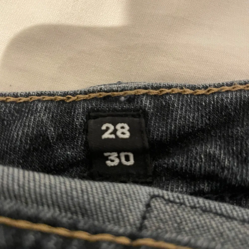 Byxorna är i storleken 28/30 och dem är regular/clark/raka jeans och dem är använda kanske runt 15 gånger men det finns inga som helst tecken på att dem är använda, lappen bak på byxorna är som ny, säljer då jag har växt ut dem. Ord pris 899:-. Jeans & Byxor.