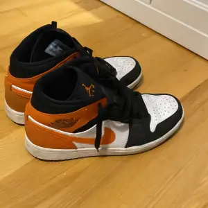 Jordan 1s svarat,oranga och vita köpte för ett år sedan man har knappt använt dom, eftersom jag ogillade färgen