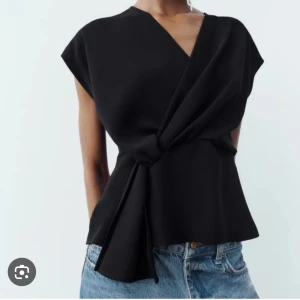 Blus - Intressekoll på denna blus från Zara💗jättefint skick!