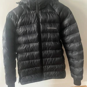 Peak performance jacka tomic - Peak performance jacka nu till vintern, lätt använd skick 9/10. Sjukt varm och sjukt bra passform. Kostar ungefär 2500