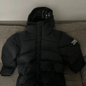 Burberry Jacka  - Strl L passar mer M skulle ja säga. Men beror på kropps byggnad. Äru smalare L så passar den med.  