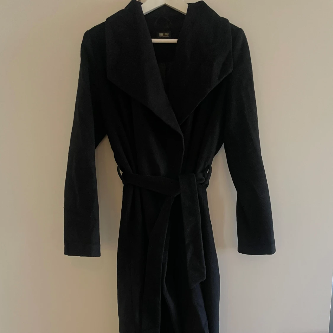 Svart kappa från Bubbleroom x Moa Mattsson