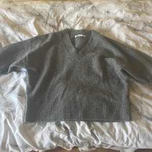 Stickad zara tröja - Säljer denna fina zara tröjan i jätte fint skick. Köpte denna några år sedan på zara i London och har knappt använt sen dess säljer för att jag rensar ut garderoben därav lågt pris❤️