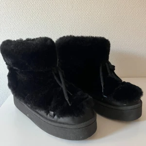 Fluffiga vinterskor  - Säljer dessa snyggingarna från H&M. Sjukt populära för ett par säsonger sedan, sålde slut direkt. Mycket bra skick på fluffet, både innantill och ute på skon. Finns spår kvar från salt på sulan men detta tror jag med enkelhet kan tvättas bort.