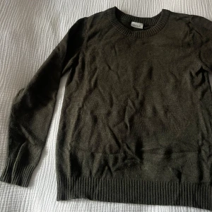 Grön stickad tröja - Storlek XS Endast testad, nyskick  Skrynklig då den legat i garderoben